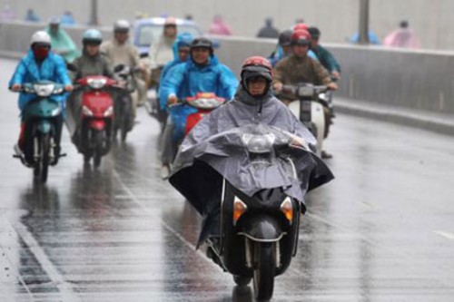 Cách mặc áo mưa hạn chế ướt tối đa, không bị bay tà, an toàn khi đi xe
